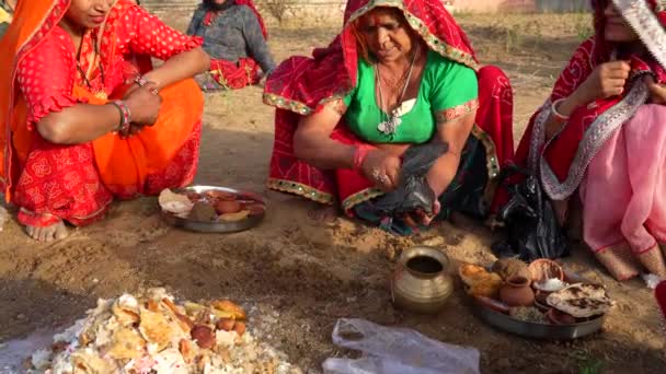 Индуистские культурные женщины в традиционной одежде раджастхани. Женщина, молящаяся Богу. — стоковое видео
