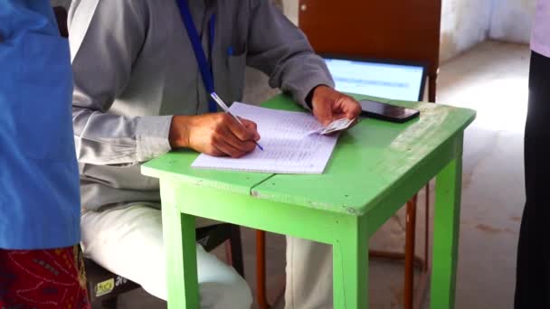 Trabalhadores da saúde registrando e fazendo dados de casos ativos de Covid na Índia. Conceito de segunda onda vívida. — Vídeo de Stock