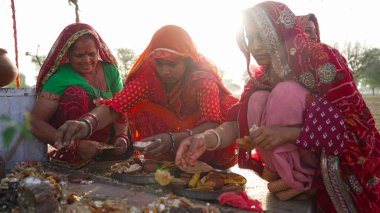 15 Nisan 2021 - Reengus, Sikar, Hindistan. Hindistan 'da Ramnavmi ve Navratra festivaline katılan dindar kadınlar. Hindu festivali Navratra özel.