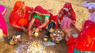 15 Nisan 2021 - Reengus, Sikar, Hindistan. Hindistan 'da festival sezonunda Tanrı' ya kutsal yemekler sunan dindar bir kadın. Hindu kültürlü kadın dışarıda dua ediyor..