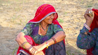 15 Nisan 2021 - Reengus, Sikar, Hindistan. Gülümseyen yüzlü geleneksel son sınıf öğrencisi kadın. Neşeli gülen yüzlü, hayattan zevk alan yaşlı bir kadın..