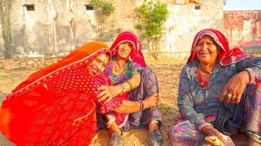 15 Nisan 2021 - Reengus, Sikar, Hindistan. Hindu kültürlü kadın büyükannesinden ve yaşlı yaşlı kadınlardan hayırlı dilekler diliyor. Hindu kültürü ve din kavramı.