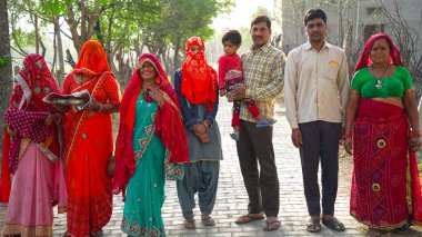 15 Nisan 2021 - Reengus, Sikar, Hindistan. Büyük aile, küçük çocuklar ve kültürlü kadınlarla vuruldu. Hint aile bireyleri yakın çekim. .