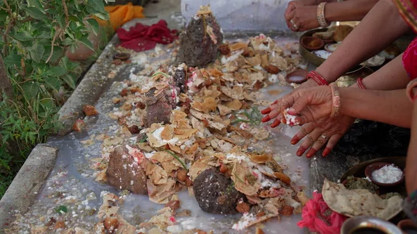Religijne Wiejskie Kobiety Modlące Się Boga Tradycyjnym Hinduskim Festiwalu Religijne — Zdjęcie stockowe