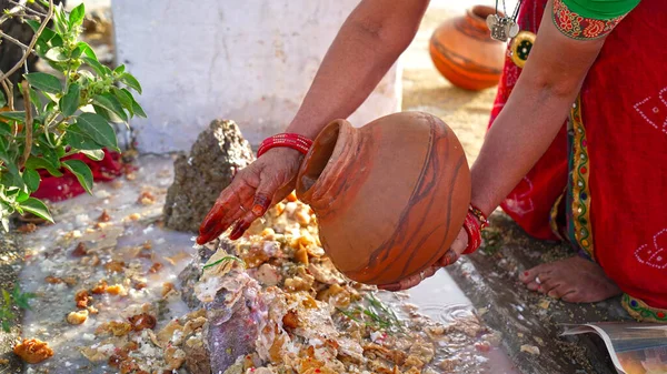 寺院で粘土鍋から主シヴァ像に水を提供する宗教的な女性 神への祈りを捧げる女性 — ストック写真