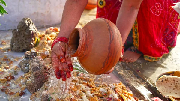 Religijne Kobiety Spadające Wody Posąg Hinduskiego Boga Religijnych Festiwalach Kobiety — Zdjęcie stockowe