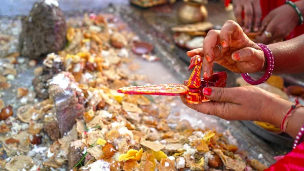 Kobieta Ręka Oferuje Modlitwę Festiwalu Navratri Lub Ramnavmi Hindu Kobieca — Zdjęcie stockowe