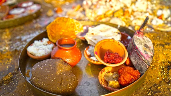 Selektywna Koncentracja Płycie Nabożeństwa Wielbiciela Ozdobionej Świętym Jedzeniem Kheer Puri — Zdjęcie stockowe
