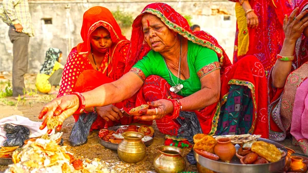Kwietnia 2021 Reengus Sikar Indie Hinduskie Kobiety Modlące Się Zewnątrz — Zdjęcie stockowe