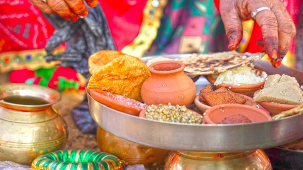 神への崇拝のための装飾食品プレート インドのNavratri祭りで神聖な食べ物とデボテプレート — ストック写真