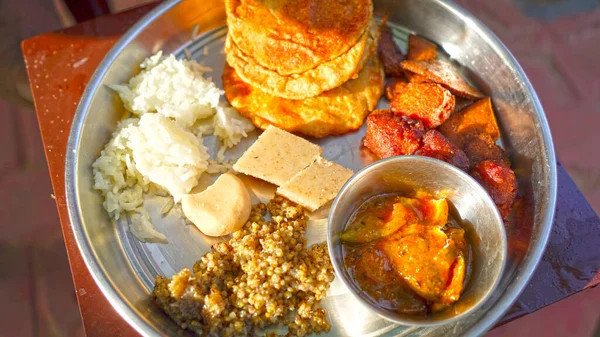 Süßspeiseteller Mit Rosenkohl Bonbons Auf Milchbasis Und Weizen Puri Hält — Stockfoto