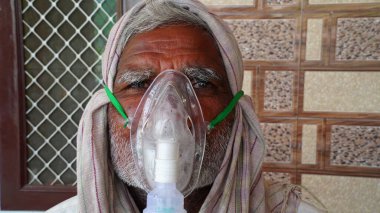 30 Nisan 2021, Jaipur, Rajasthan, Hindistan. Oksijen maskesi ya da sıvı oksijen desteği ile solunum maskesi üzerine seçici odaklan. Sıvı solunum maskesi yakın çekim görüntüsü.
