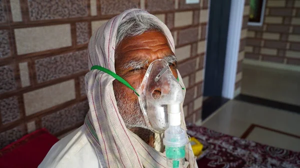 2021年4月30日 印度拉贾斯坦邦斋浦尔 科维德19大流行病期间 老年公民在家里孤立无援 感染Sars流感及极度咳嗽的人 并以氧气供应面罩呼吸 — 图库照片