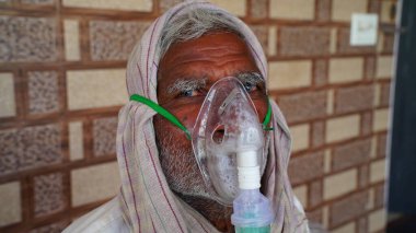 30 Nisan 2021, Jaipur, Rajasthan, Hindistan. Oksijen maskesi ya da sıvı oksijen desteği ile solunum maskesi üzerine seçici odaklan. Sıvı solunum maskesi yakın çekim görüntüsü.