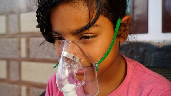 Sars Infecção Por Covid Índia Menina Que Sofre Gripe Fria — Fotografia de Stock