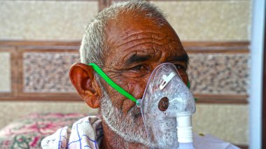 Oksijen maskesi ya da sıvı oksijen desteği ile solunum maskesi üzerine seçici odaklan. Sıvı solunum maskesi yakın çekim görüntüsü.