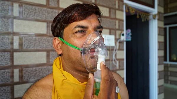 Indián Infikovaný Covidovou Nemocí Pacient Inhalující Kyslíkovou Masku Tekutým Průtokem — Stock fotografie