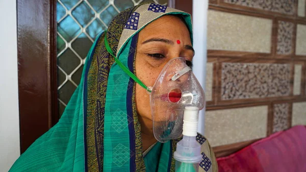 Індіанка Заражена Хворобою Ковід Пацієнт Вдихає Кисень Масці Рідким Кисневим — стокове фото