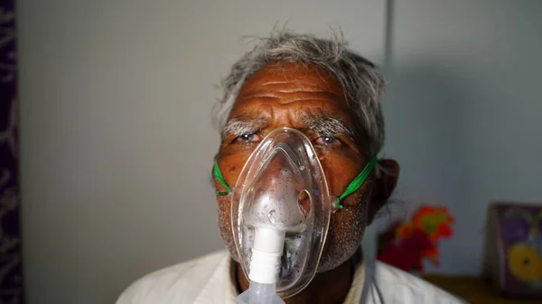 Старий Індіанець Заражений Хворобою Ковід Пацієнт Вдихає Кисень Масці Рідким — стокове фото