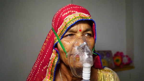 Давньоіндійська Жінка Заражена Хворобою Ковід Пацієнт Вдихає Кисень Масці Рідким — стокове фото