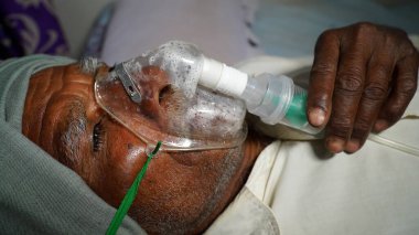 Yaşlı Hintli Cannula ile hastanenin dışında acil durum oksijeni alıyor. Hindistan 'daki Covid kavramına bağlı ciddi nedenler.