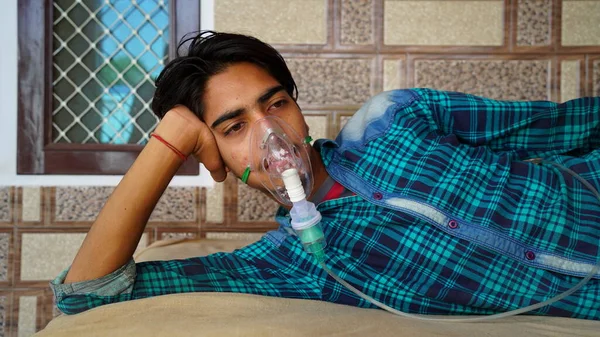 Jovem Índio Tomando Oxigênio Emergência Com Cânula Fora Hospital Causas — Fotografia de Stock