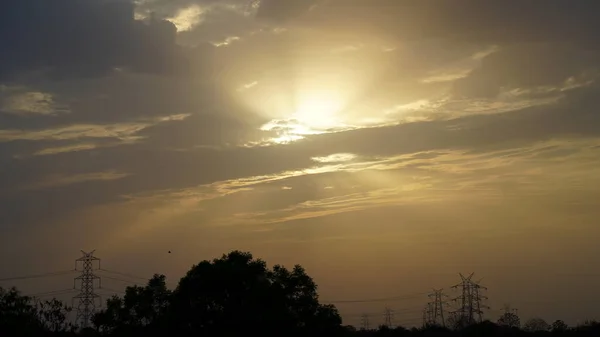 Belo Pôr Sol Sobre Árvores Verdes Parte Sol Coberta Por — Fotografia de Stock