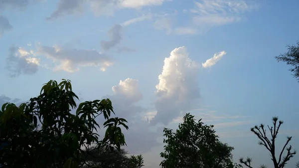 เมฆในฤด ฝนในอ นเด เมฆส ขาวป ยและฝนม อนฝนตก — ภาพถ่ายสต็อก