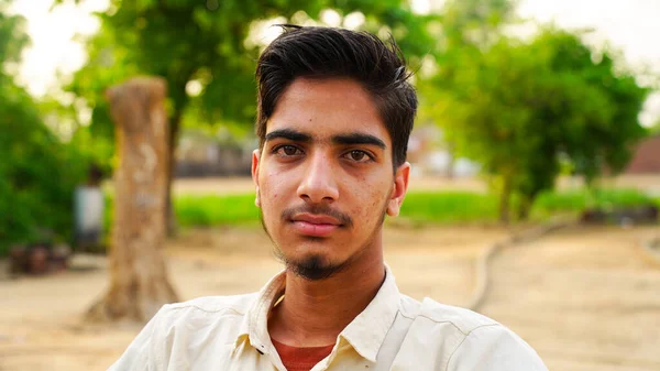 Close Gezicht Van Modieuze Indiase Jonge Jongen Groene Achtergrond — Stockfoto