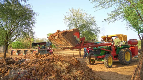 2021年5月7日 インド シカル州レネグス インド人の青年がトラクターを運転している 農家はトラクターをロードするからトロリーで有機肥料を埋める — ストック写真