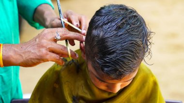 Hint kırsal bölgesi, yerel berber köylüleri tıraş etmek için her gün kapı kapı dolaşır..