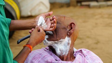 Hint kırsal bölgesi, yerel berber köylüleri tıraş etmek için her gün kapı kapı dolaşır..