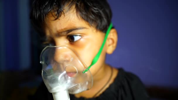 Dzieciak będzie wdychał nebulizator tlenu siedząc na kanapie w pokoju dziecięcym. — Wideo stockowe