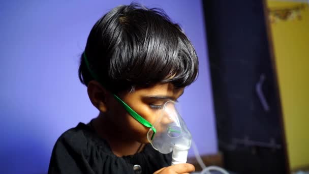 Indická roztomilá holčička podstupuje respirační terapii s nebulizátorem. Zpomalený záznam. — Stock video