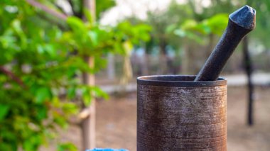 Akşam çekimi, demir havan ve tokmak doğa arka planında izole. Hayat konsepti.