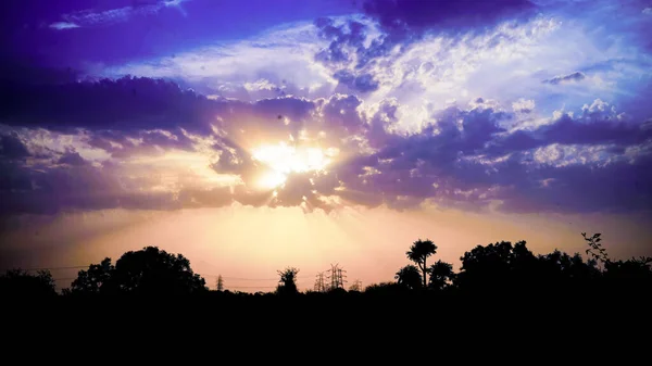Фіолетовий Помаранчевим Заходом Сонця Похмурому Блакитному Небі Сонячними Променями Світла — стокове фото