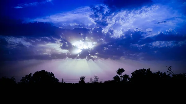 Дивовижний Вид Море Заходу Сонця Драматичним Небом Різнокольоровими Хмарами Фіолетовий — стокове фото