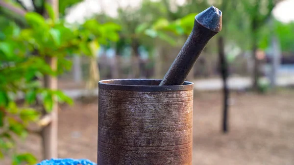 Pestle ve Mortar 'a odaklanın, tokmak elle dövülmüş ve havan topu dökme demir. Eski koleksiyon.