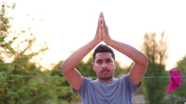 Gün doğumu, Namaste Lotus pozu. Meditasyon ve rahatlama. Hintli adam yoga günü yoga yapıyor..