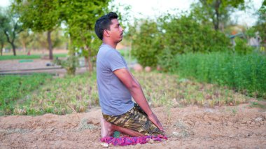 Gün doğumu, Namaste Lotus pozu. Meditasyon ve rahatlama. Hintli adam yoga günü yoga yapıyor..