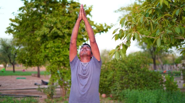 Gün doğumu, Namaste Lotus pozu. Meditasyon ve rahatlama. Hintli adam yoga günü yoga yapıyor..