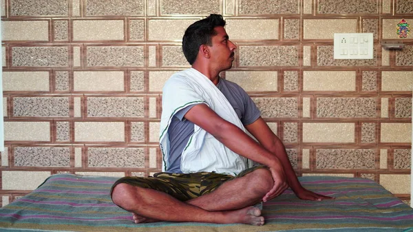 Junger Mann Der Drinnen Trainiert Yoga Macht Der Hocke Mit — Stockfoto