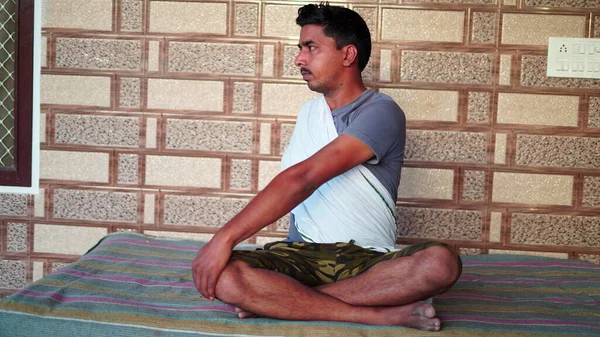 Jovem Indiano Sentado Posição Yoga Meditando Casa Conceito Mundial Dia — Fotografia de Stock