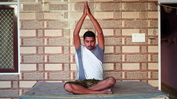 Junger Mann Der Drinnen Trainiert Yoga Macht Der Hocke Mit — Stockfoto