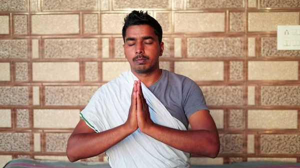 Joven Asiático Sentado Posición Yoga Meditando Casa Concepto Mundial Del — Foto de Stock