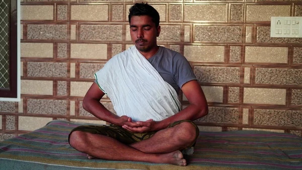 Homem Asiático Está Fazendo Meditação Ioga Sala Estar Casa Ele — Fotografia de Stock