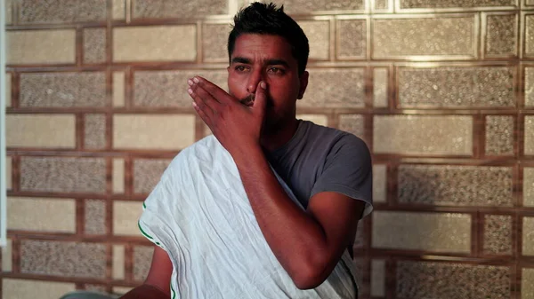 Joven Trabajando Interiores Haciendo Ejercicio Yoga Sentado Cuclillas Con Las — Foto de Stock