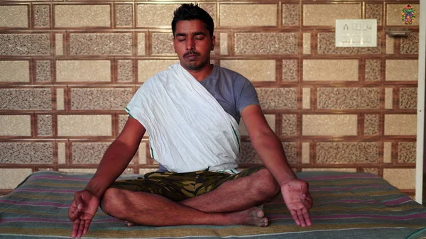 Jovem Indiano Atraente Sentado Posição Yoga Meditando Casa Conceito Mundial — Fotografia de Stock