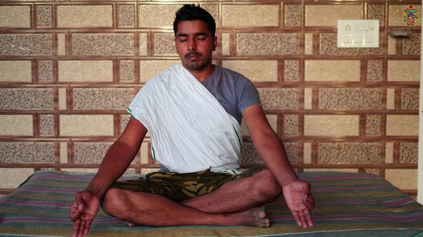 Porträt Eines Wunderschönen Jungen Mannes Der Einem Sonnigen Tag Yoga — Stockfoto