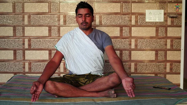 Junger Indischer Mann Sitzt Yoga Position Und Meditiert Hause Weltweites — Stockfoto